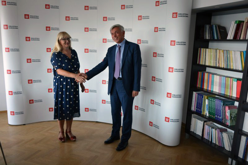 Договор на модернизацию читального зала подписан   9 августа 2018 года в штаб-квартире Национальной библиотеки был подписан договор на выполнение работ по заданию «Выполнение строительно-монтажных работ в строительном комплексе« А »Национальной библиотеки в Варшаве на ул