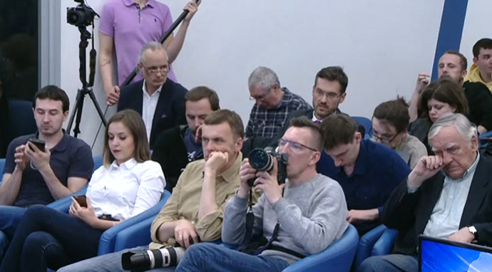 Пресс-конференция в Москве продолжалась чуть больше часа, на ней присутствовали около 2 десятков журналистов, из них только 1 журналистка из Украины, которой   Азаров читал мораль вместо ответа на вопросы